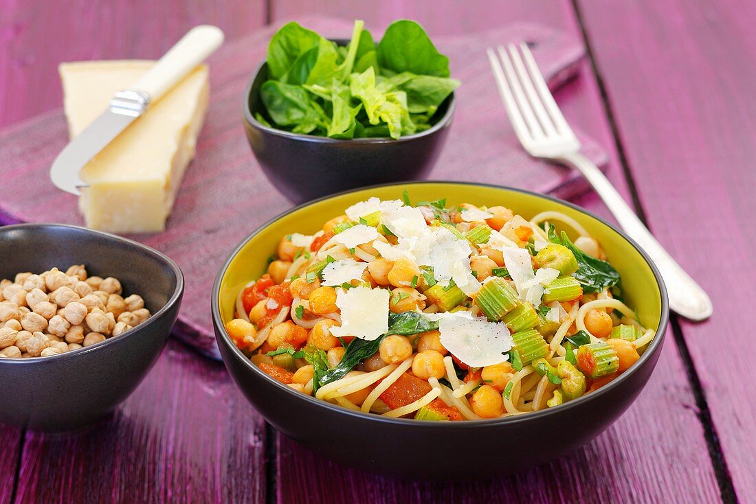 Spaghetti mit Kichererbsen, Stangensellerie, Spinat, Tomaten und Parmesan