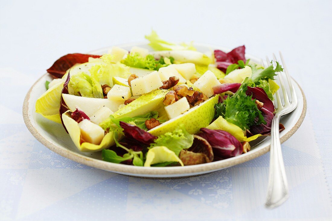 Birnensalat mit Radicchio, Pecorino und Walnusskernen