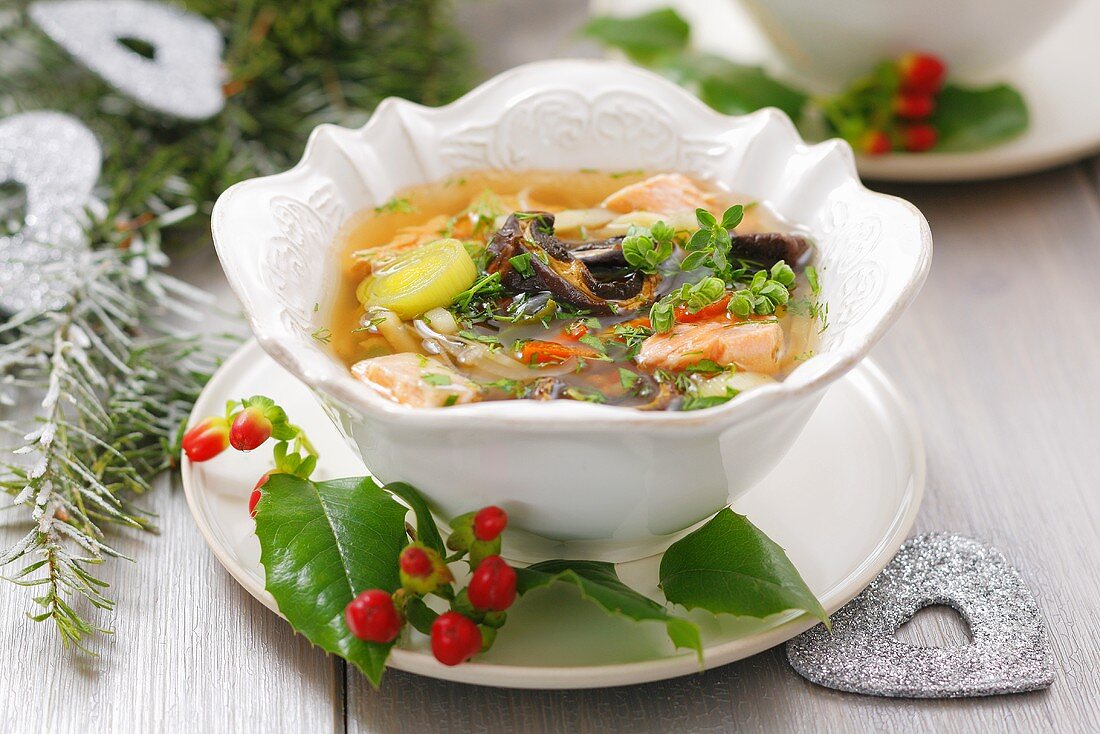 Lachssuppe mit getrockneten Pilzen zu Weihnachten