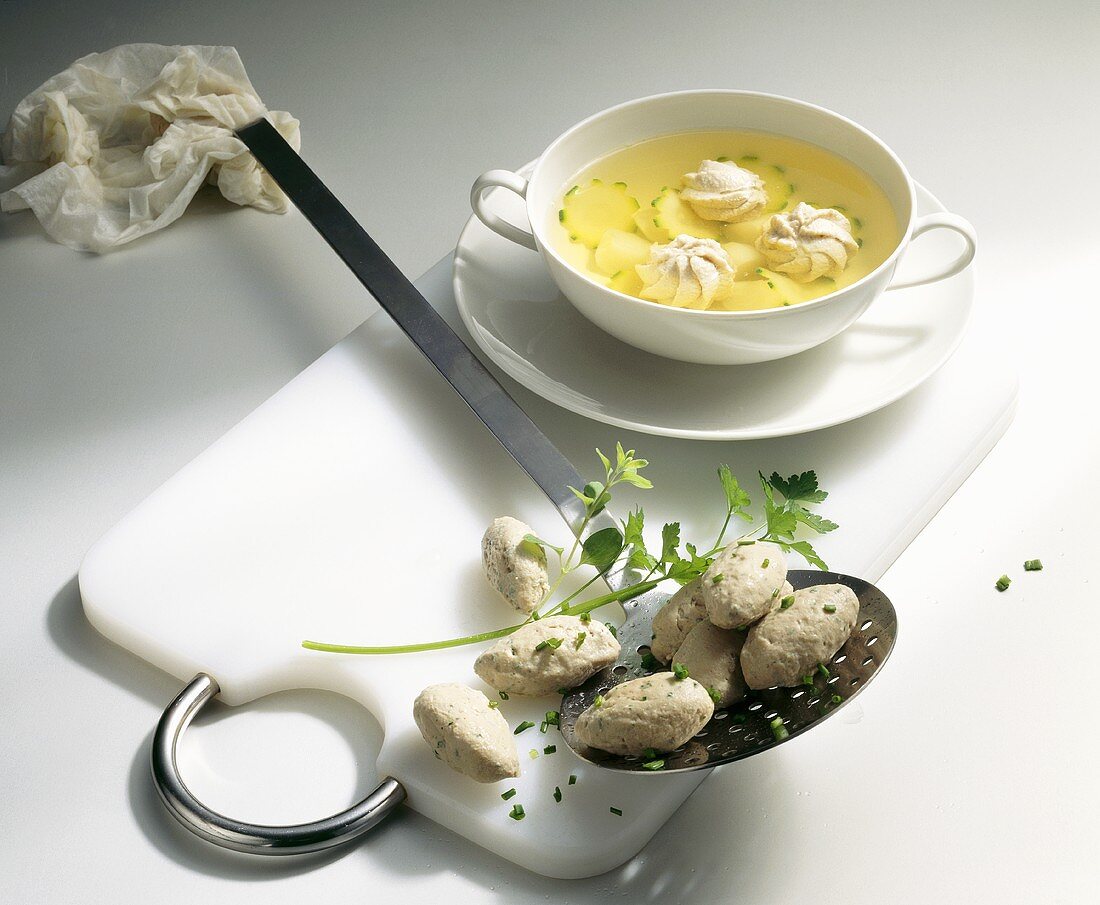 Suppe mit Wachtel-Rosetten und Geflügelleber-Klösschen