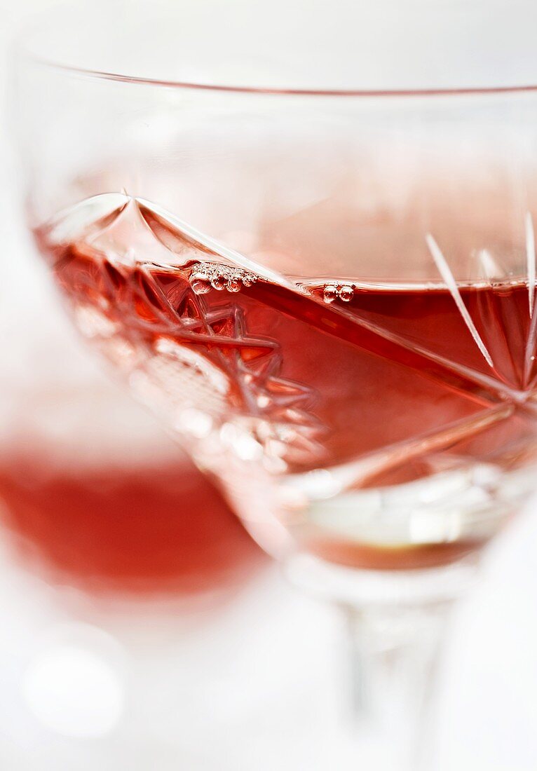 Rotwein im Kristallglas (Close Up)