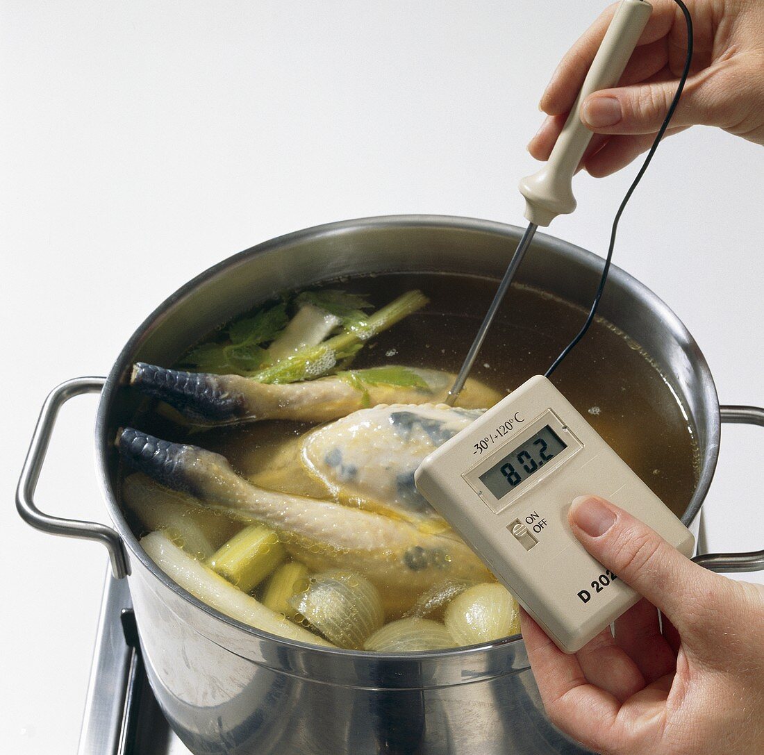 Kerntemperatur bei einem Huhn im Kochtopf messen