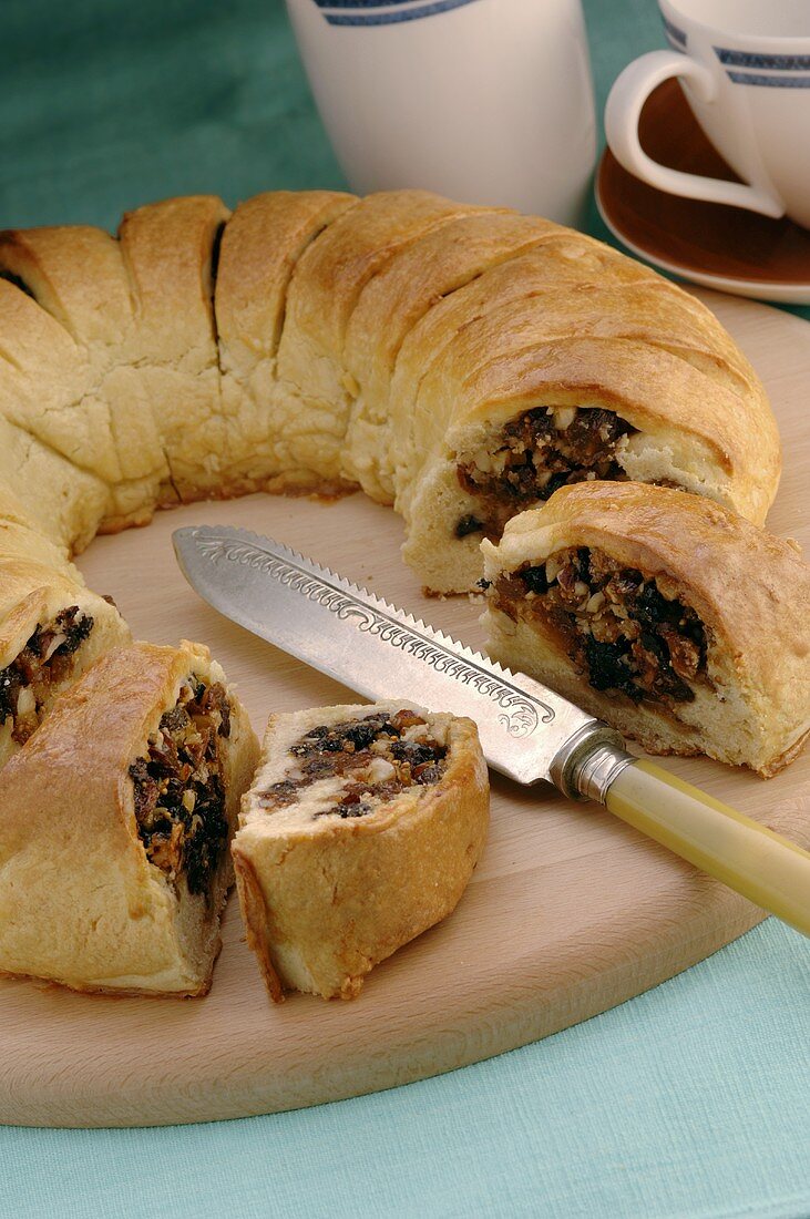 Ciambella alle noci (Ring cake with nut filling, Italy)