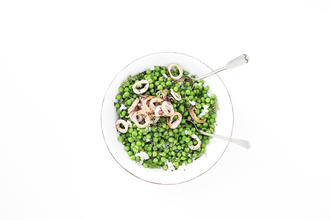 Squid rings with peas (overhead view)