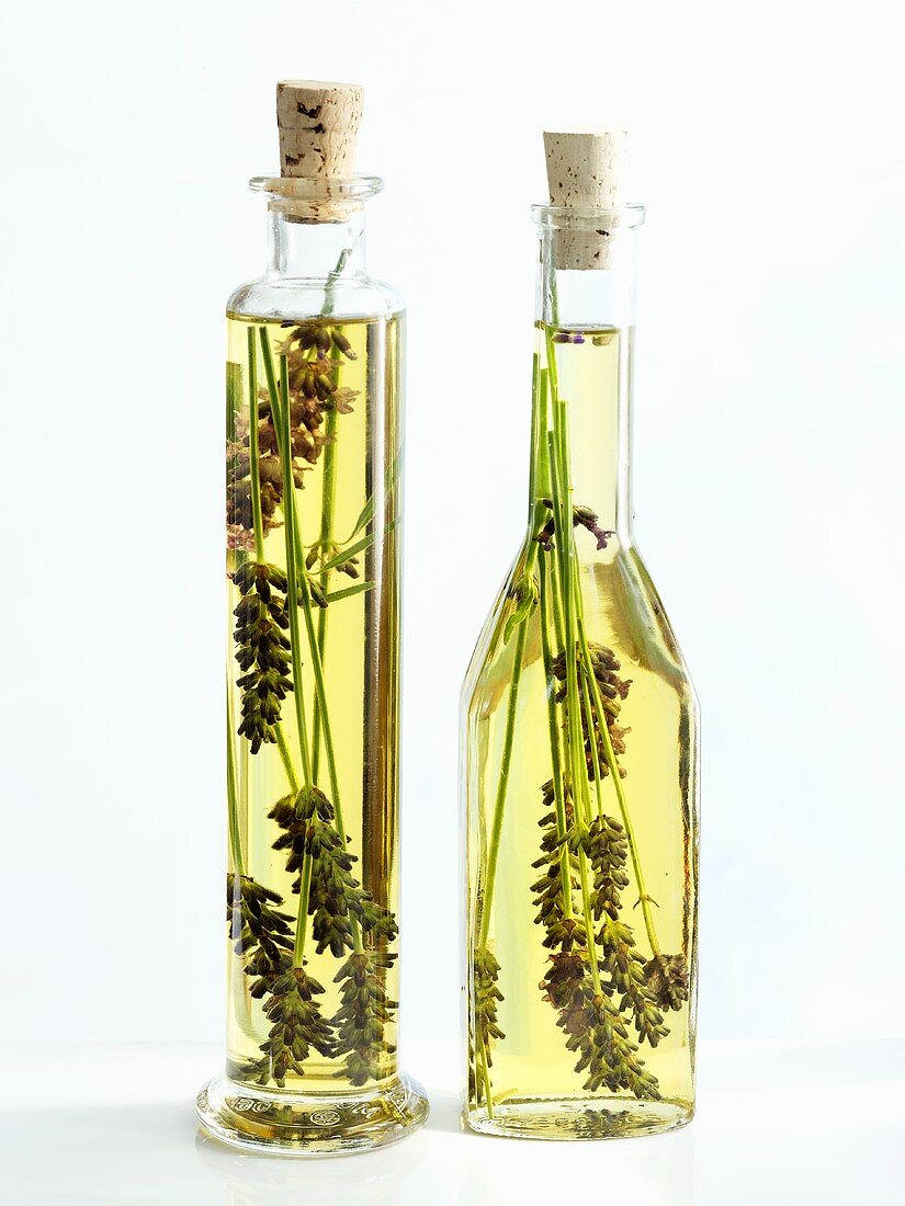 Zwei Flaschen Olivenöl mit Lavendel