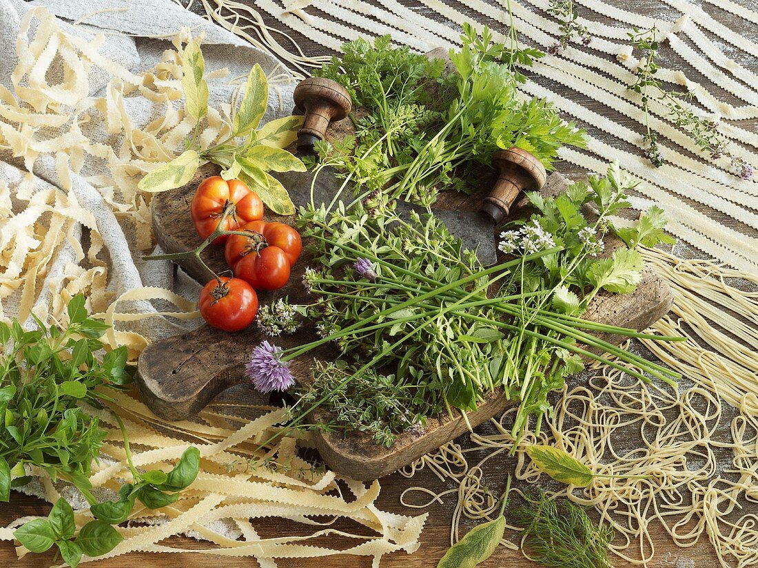 Selbstgemachte Nudeln mit Tomaten und Kräutern