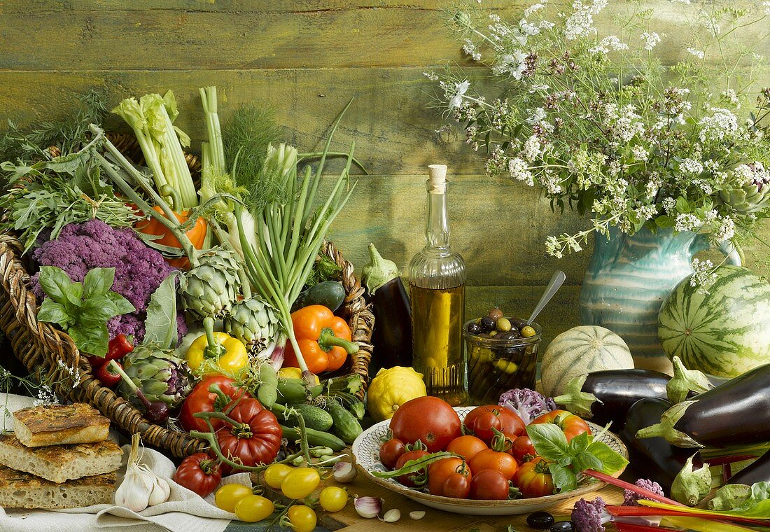 Mediteranes Stillleben mit Gemüse, Obst, Brot