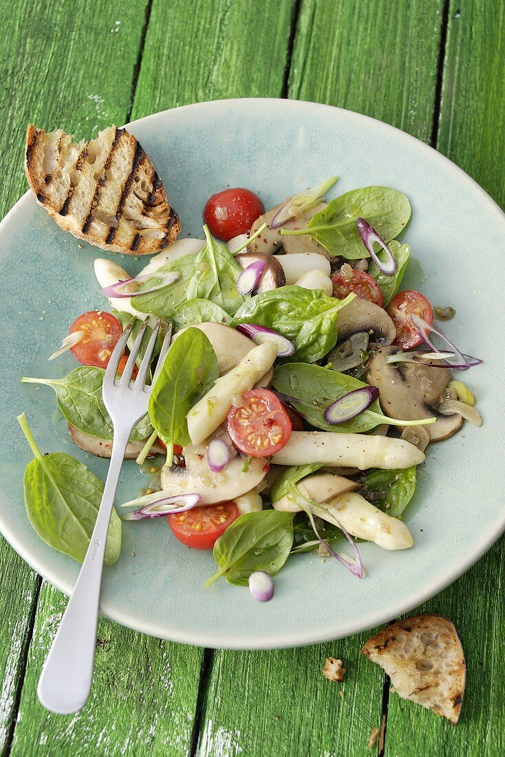 Spinach salad with asparagus