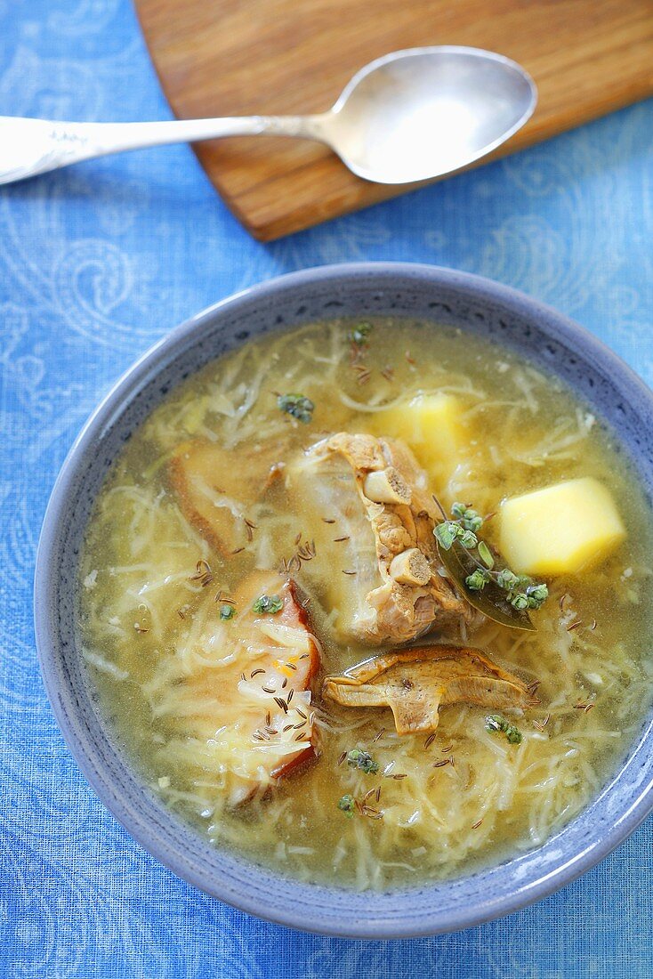 Kwasnica (Sauerkrautsuppe mit Rippchen und Kartoffeln, Polen)