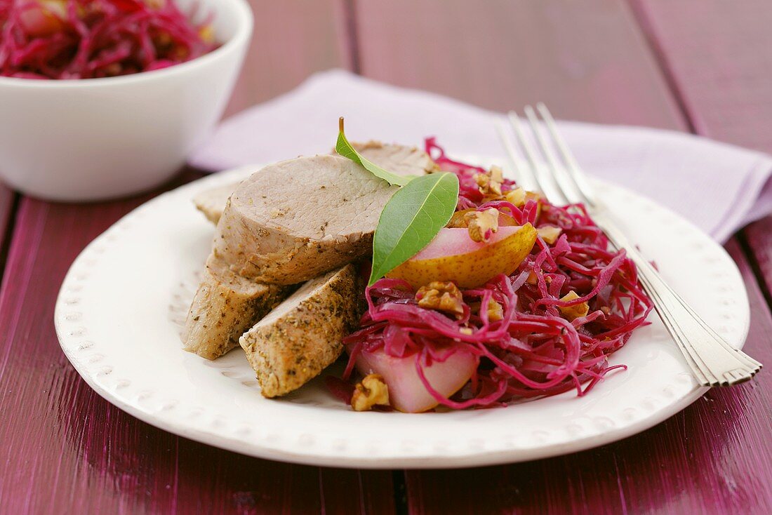 Schweinefilet mit Rotkohl-Birnen-Salat