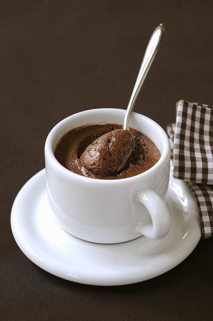 Mousse au Chocolat in Kaffeetasse mit Löffel