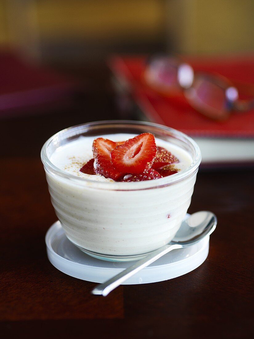 Joghurt mit Erdbeeren und Zimt