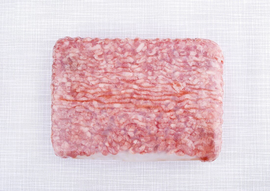 Schweinemett in Plastikfolie (Draufsicht)