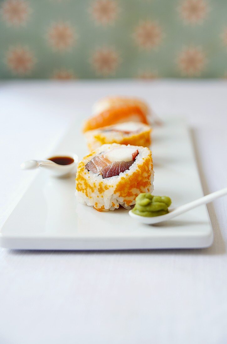 Sushi mit Wasabi und Sojasauce
