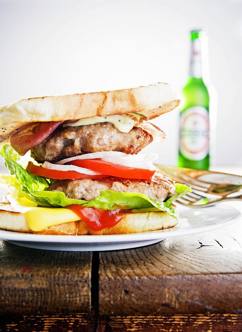 Cheeseburger und Flasche Bier