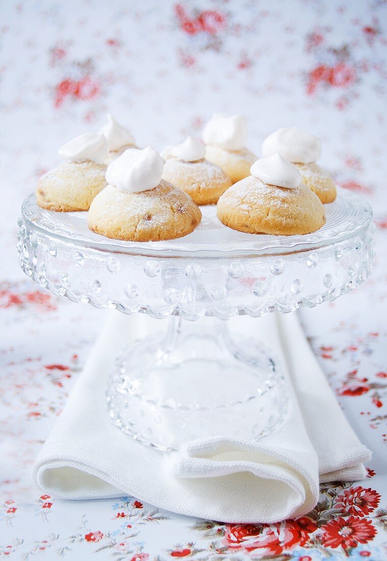 Vanilla biscuits on cake stand