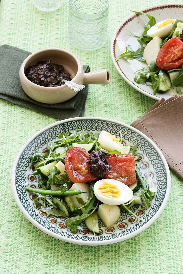 Salade niçoise with tapenade