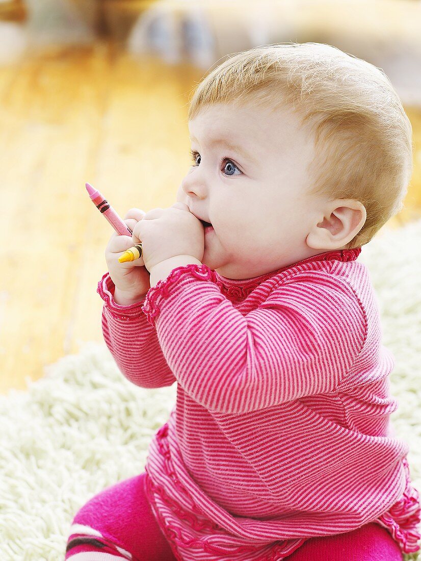 Baby spielt mit Buntstiften