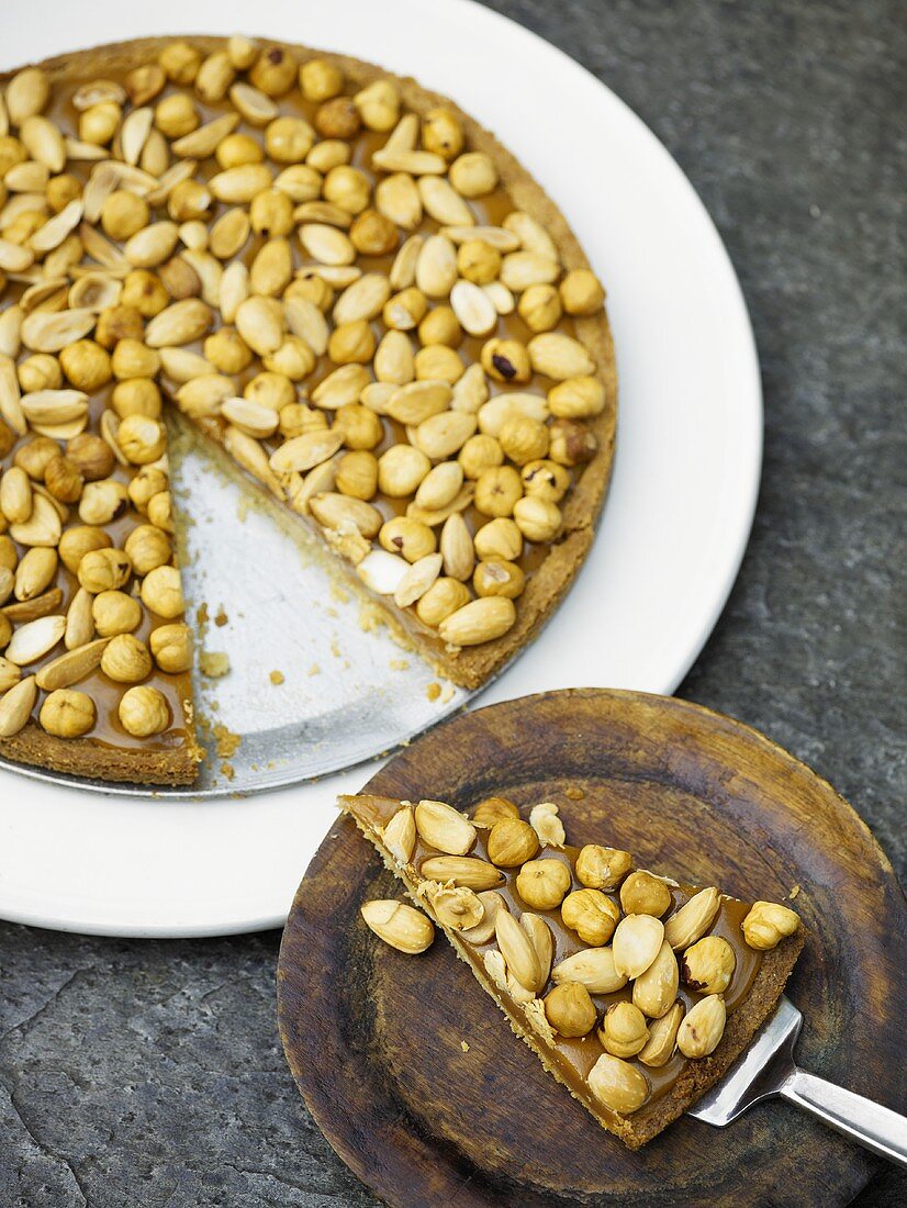 Toffee tart with nuts