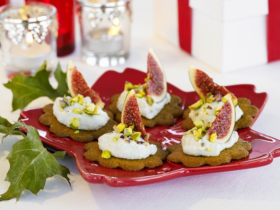 Cheese spread and figs on gingerbread biscuits