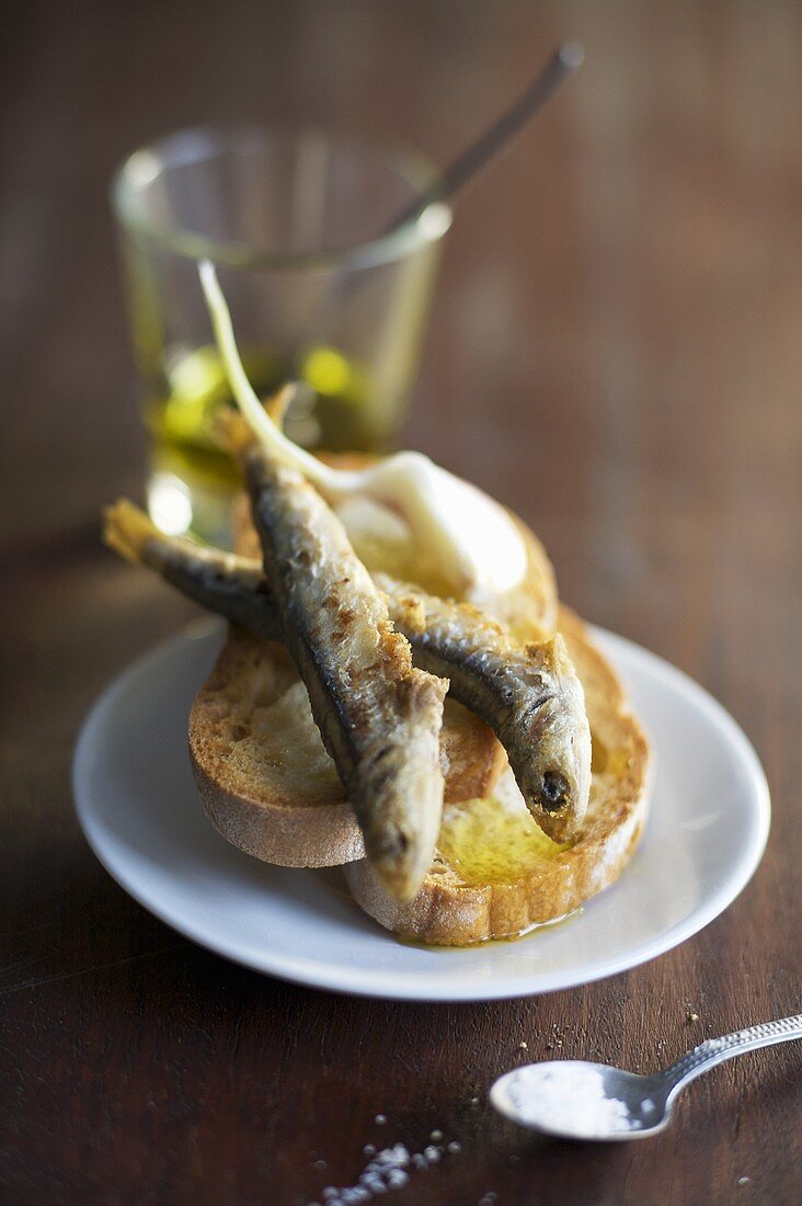 Bruschetta mit Sardinen und Oliven