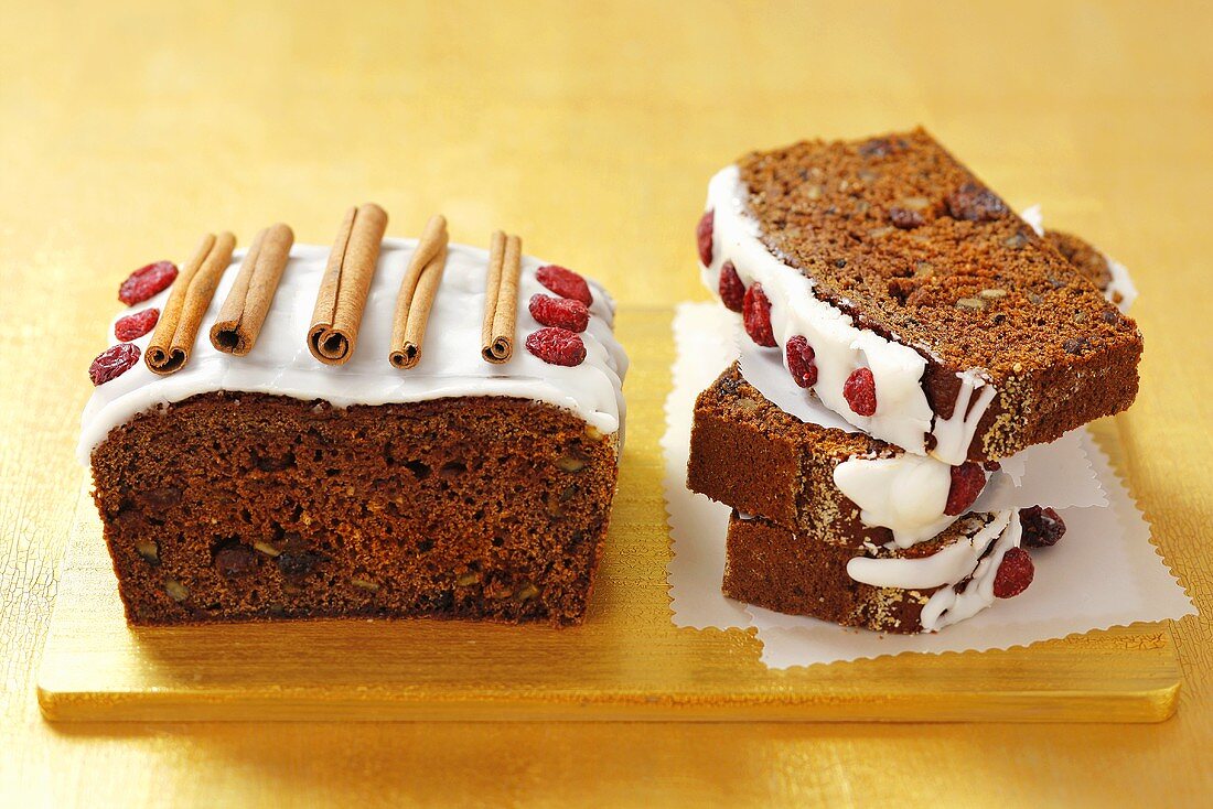 Kaffee-Gewürzkuchen mit Trockenfrüchten und Nüssen