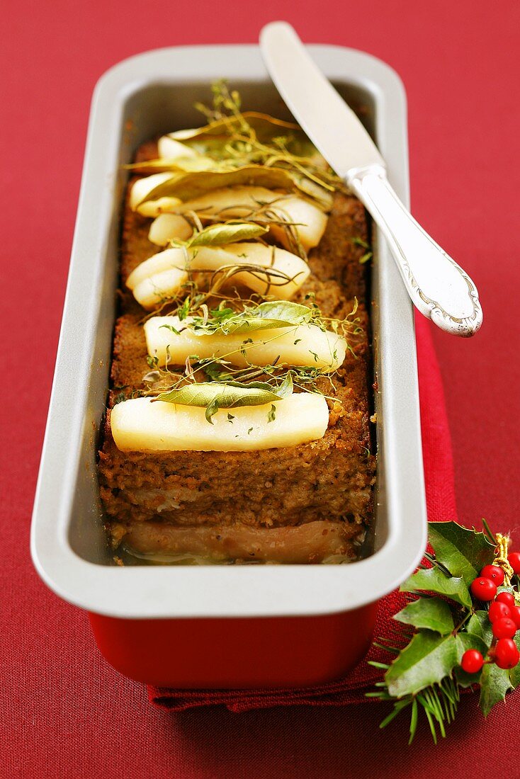 Schweinefleischterrine mit Schweineschmalz und Kräutern