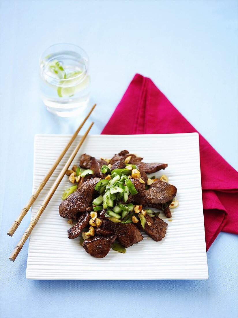 Würzige Hähnchenfilets mit Frühlingszwiebeln aus dem Wok (Asien)