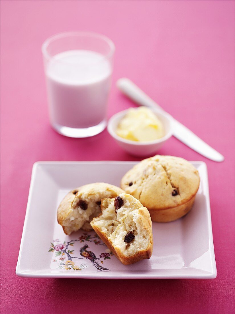 Apfel-Rosinen-Muffins, Butter und Glas Milch