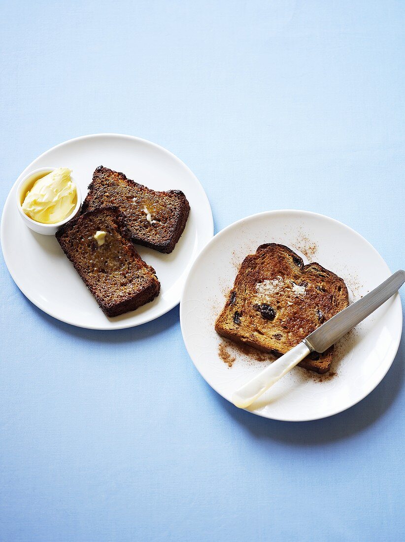 Bananenbrot und Rosinenbrot (getoastet) mit Butter