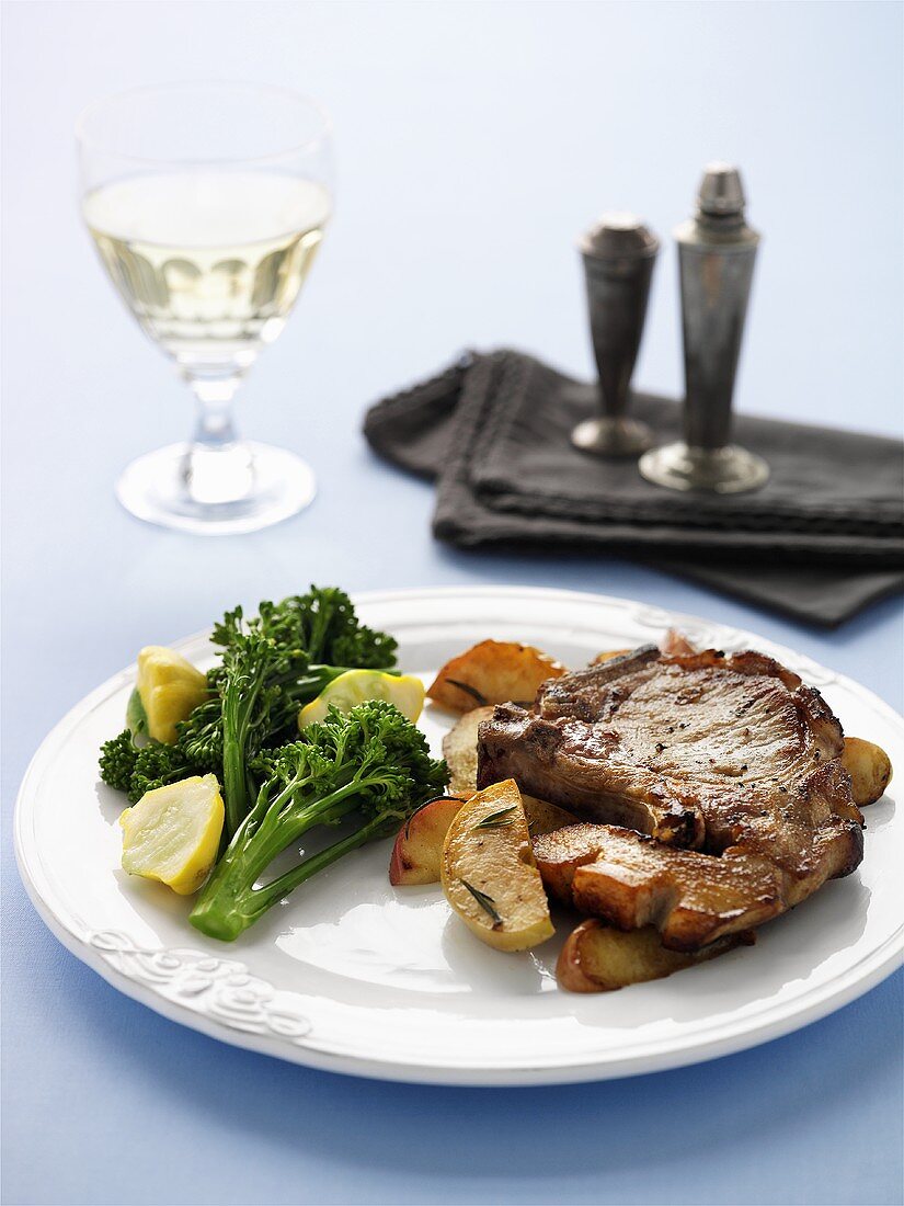 Pork chop with apples and broccoli
