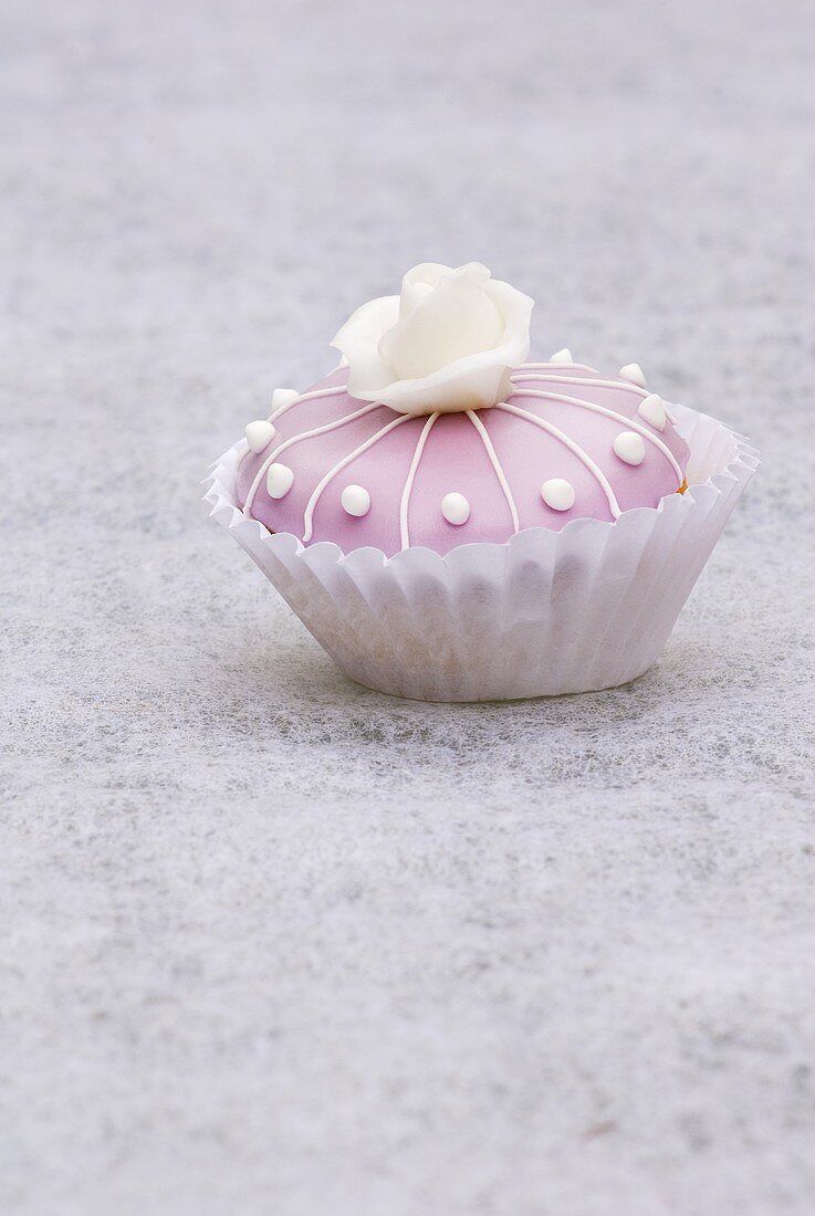 Cupcake (pink, mit weisser Marzipanrose)