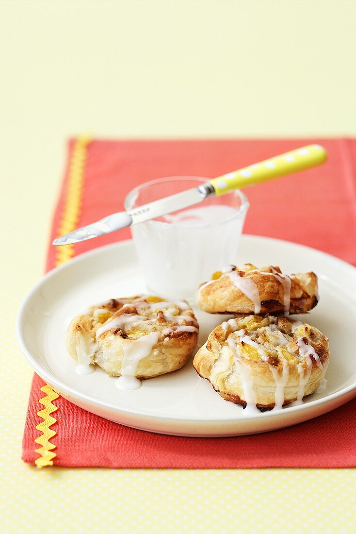 Iced raisin buns