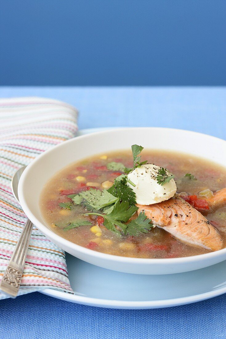 Gemüsesuppe mit Fisch und Koriandergrün