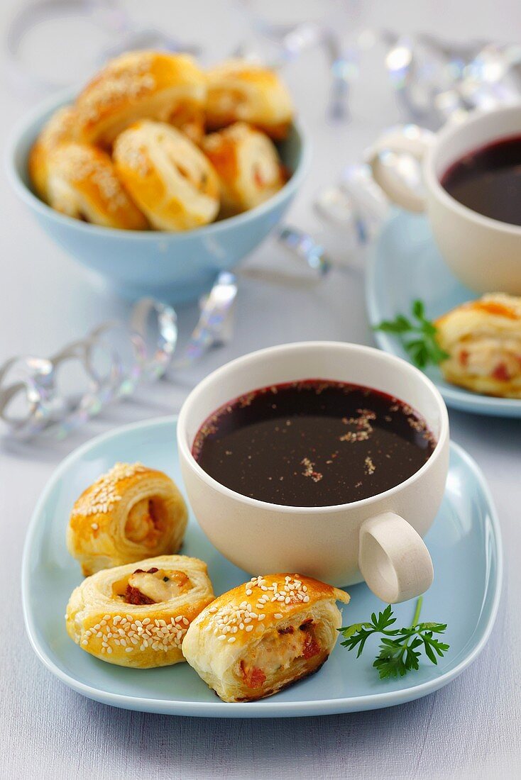 Blätterteigröllchen mit Puten-Minze-Füllung und eine Tasse Borschtsch