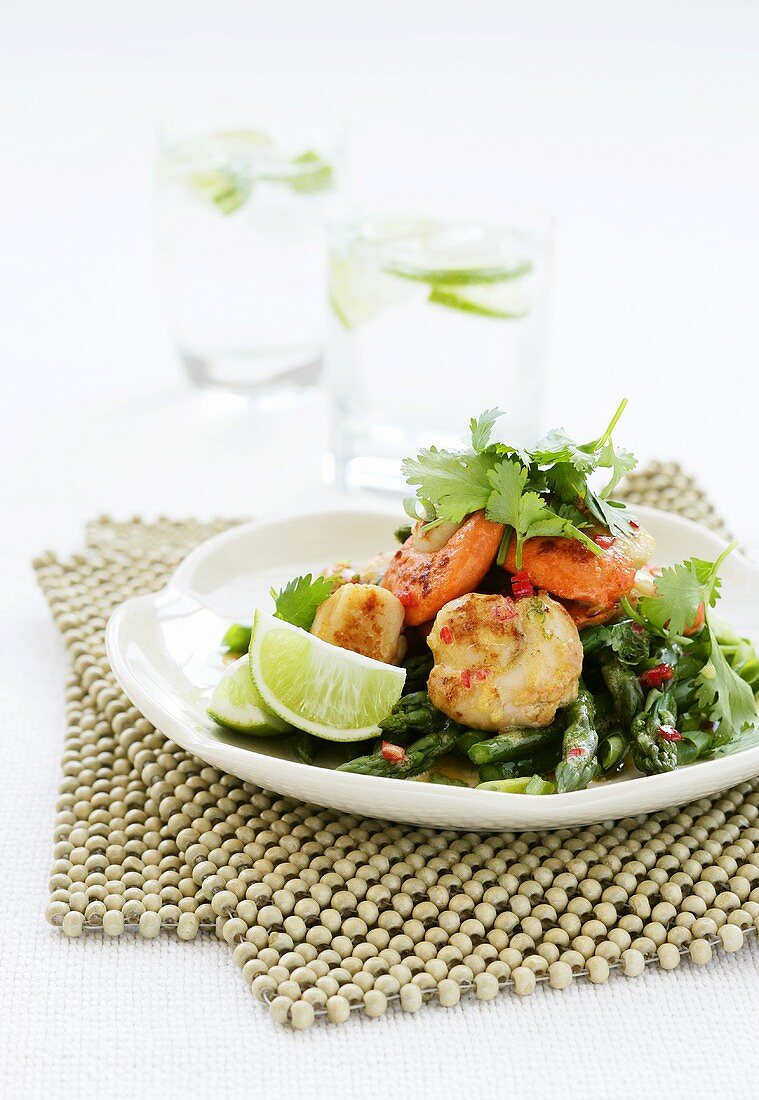 Green asparagus with scallops and fresh coriander