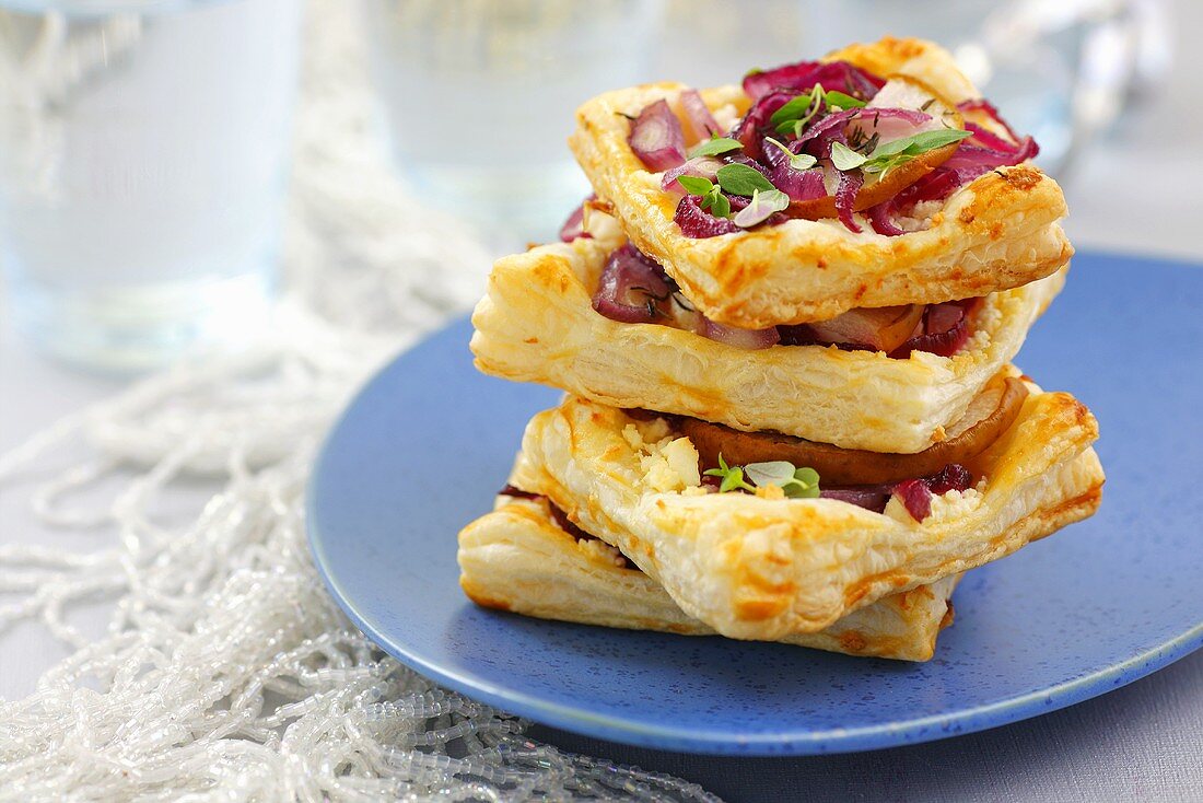 Blätterteigschnitten mit Zwiebel, Birne, Feta und Thymian