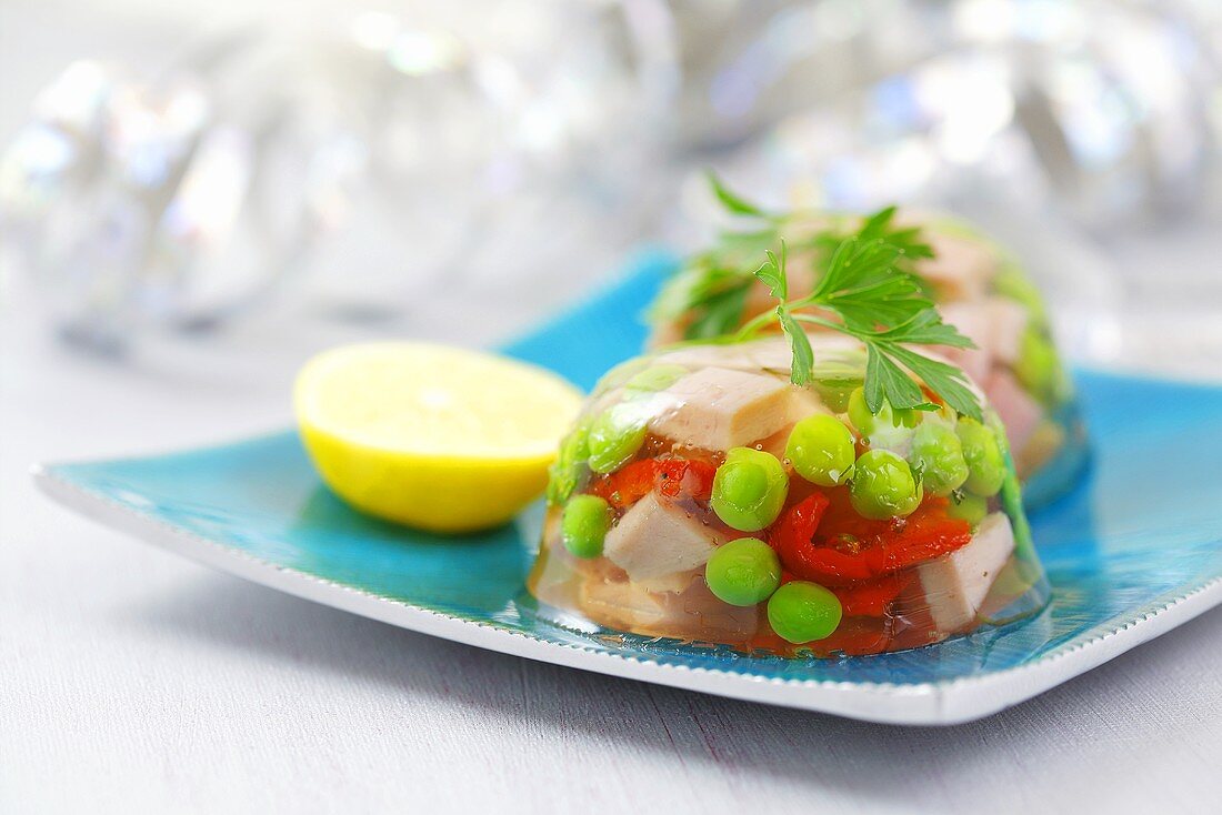 Schinkensülze mit Erbsen und Paprika