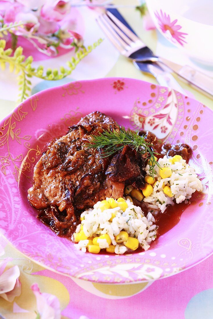 Stück Schweinshaxe mit Pflaumen geschmort