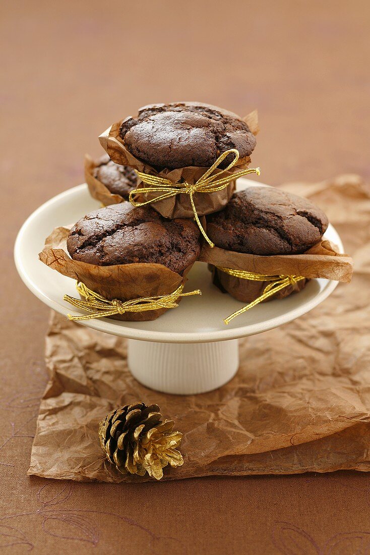 Schokoladen-Muffins in Papier-Manschette