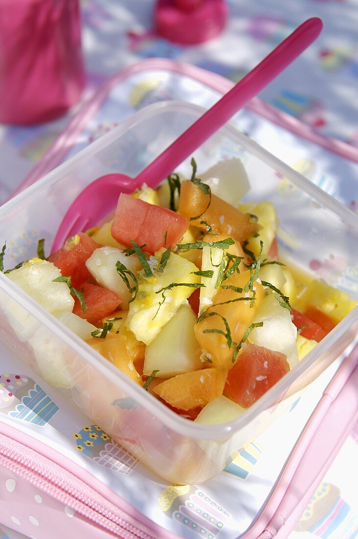 Fruchtsalat in einer Frischhaltedose