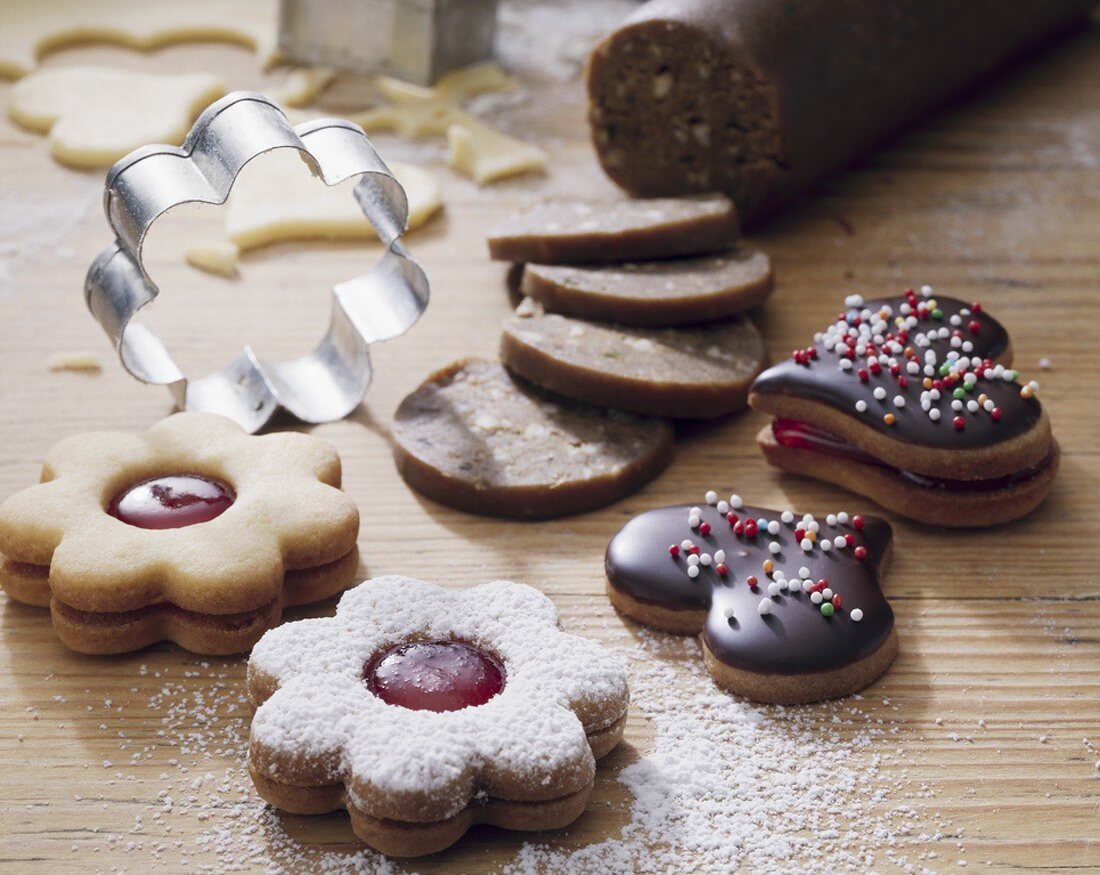 Jam biscuits, chocolate hearts & Brune Kager (brown cookies)