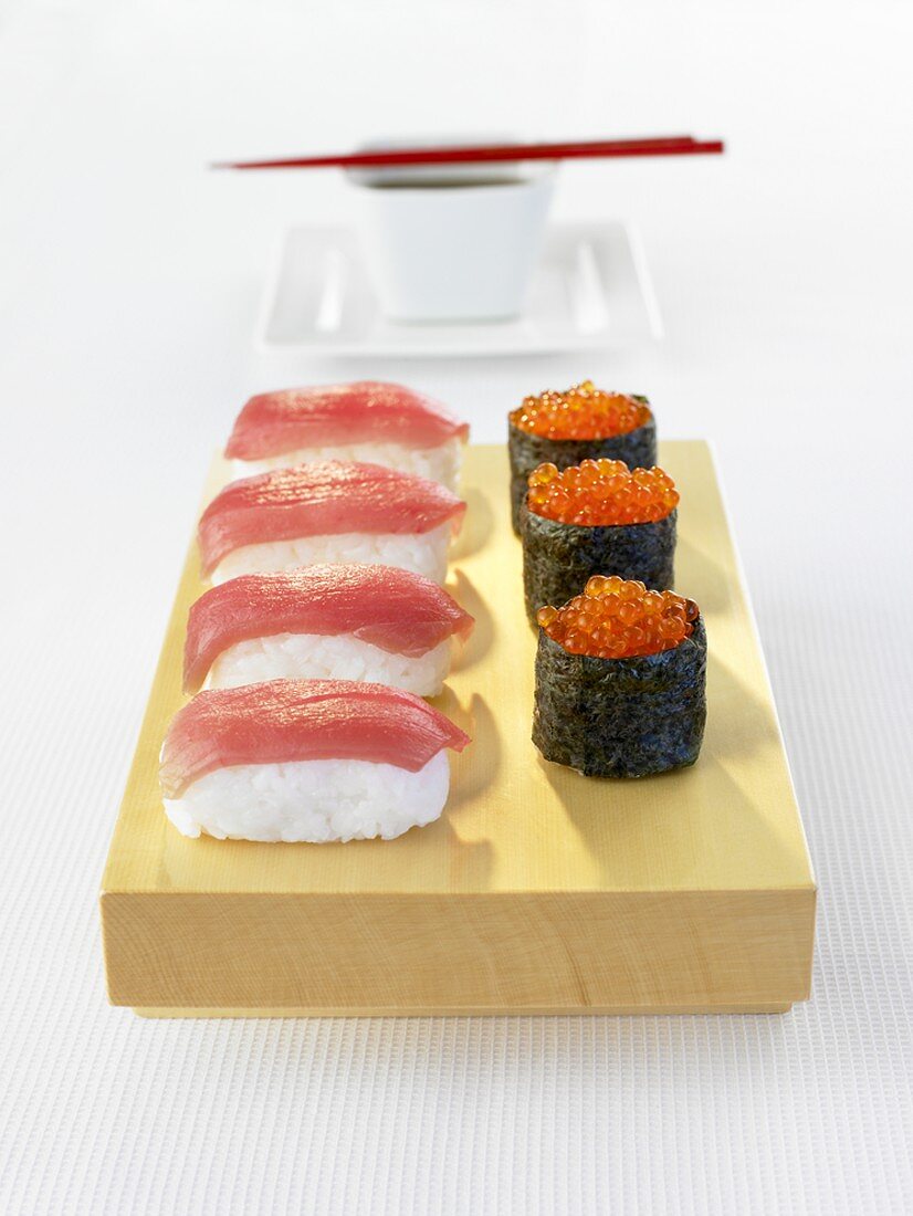 Nigiri-Sushi mit Thunfisch und Gunkan-Maki mit Lachskaviar