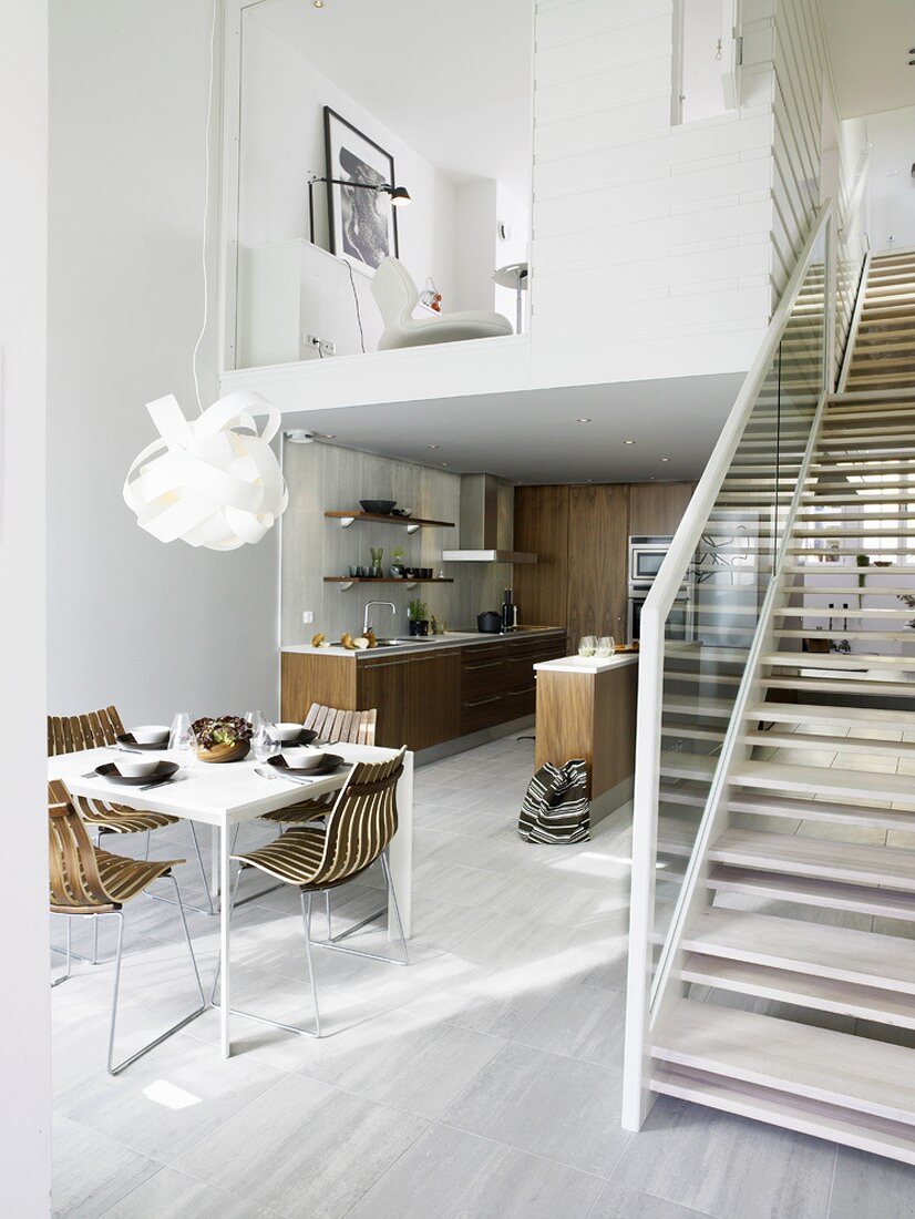 View into a modern flat with kitchen, dining area & gallery