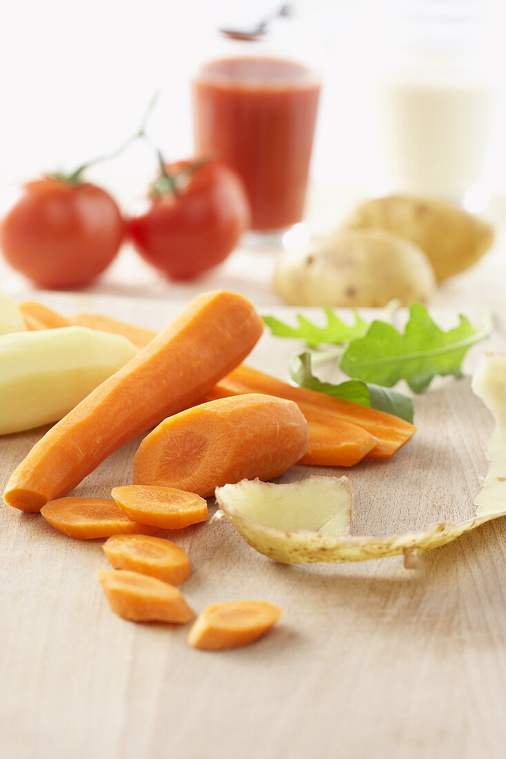 Geschälte Karotten, Kartoffel, Tomaten und Tomatensaft