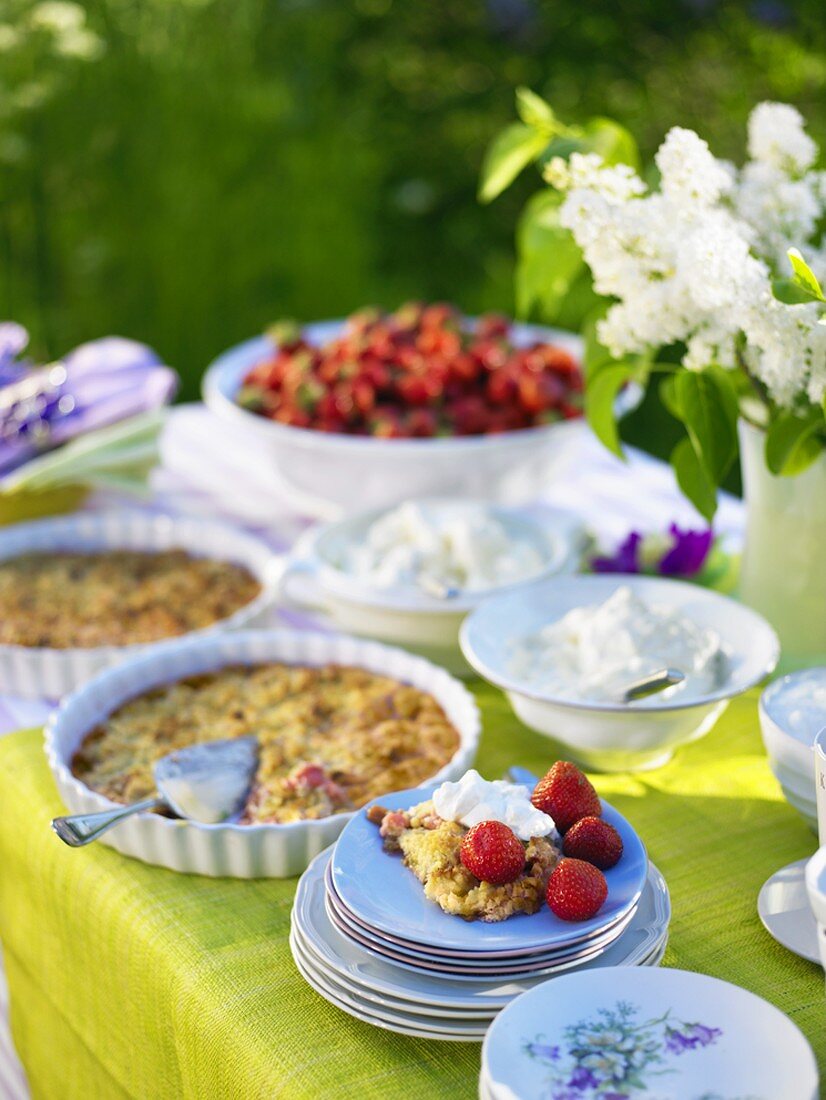 Rhabarberpie, Erdbeerkuchen, Sahne, Erdbeeren, Fliederstrauss