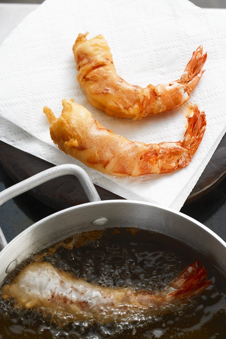 Draining deep-fried prawns (prawn tempura)