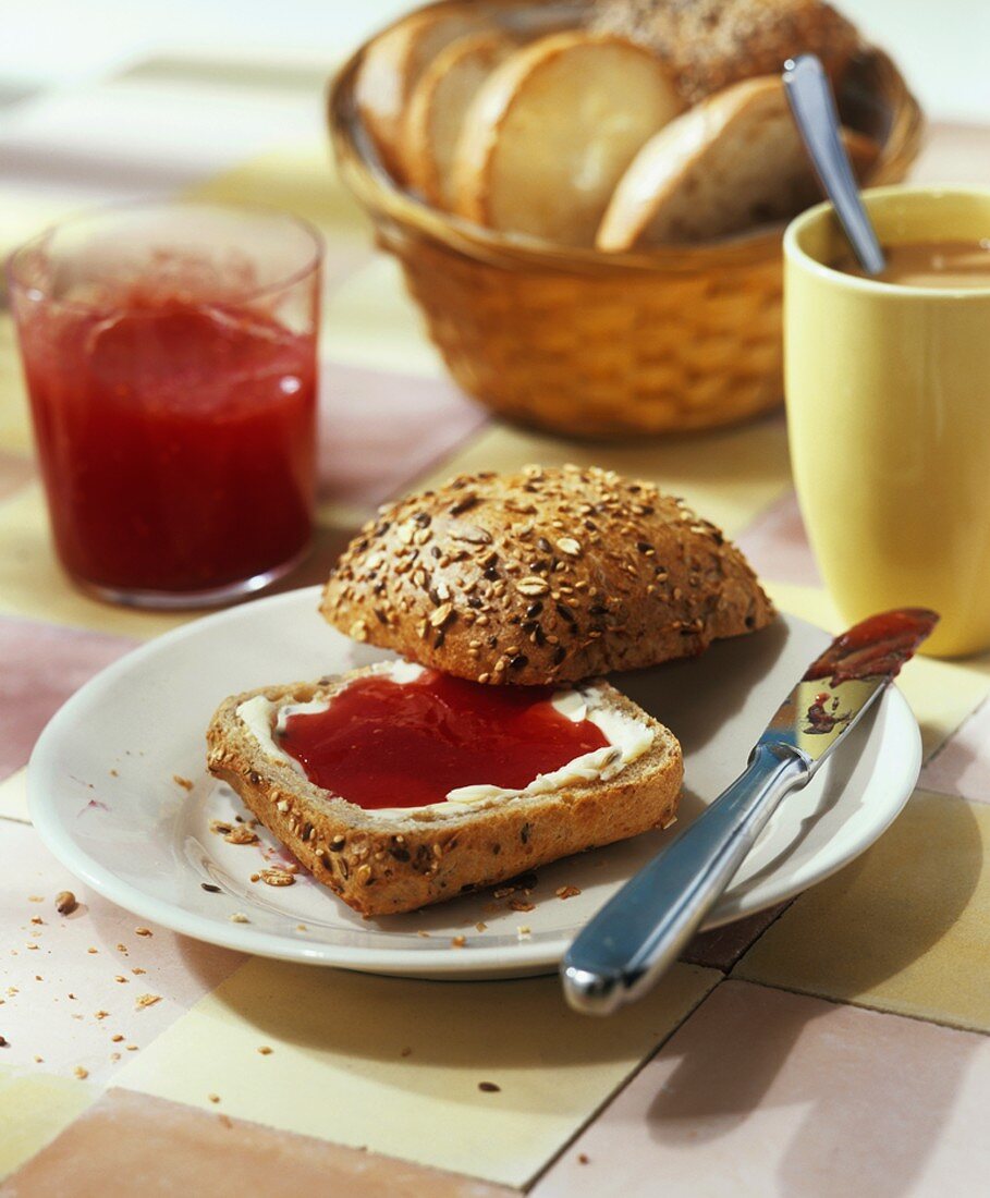 Vollkornbrötchen mit Fruchtaufstrich aus Rhabarber und Beeren