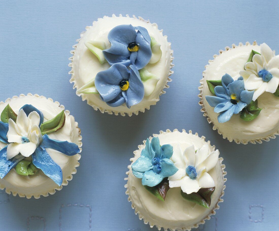 Cup Cakes mit weisser Glasur und Blüten