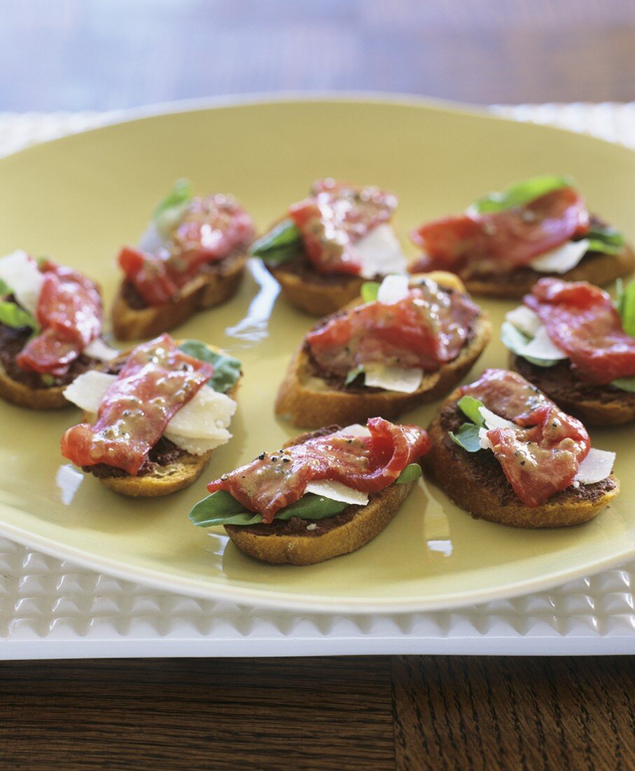 Rindercarpaccio mit Trüffelvinaigrette auf Crostini